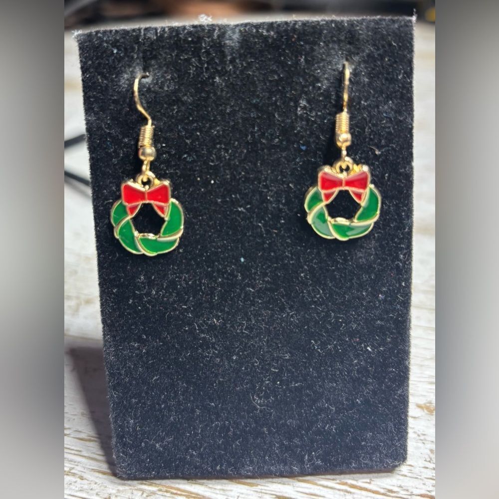 New Christmas Wreath Dangle Earrings Goldtone
